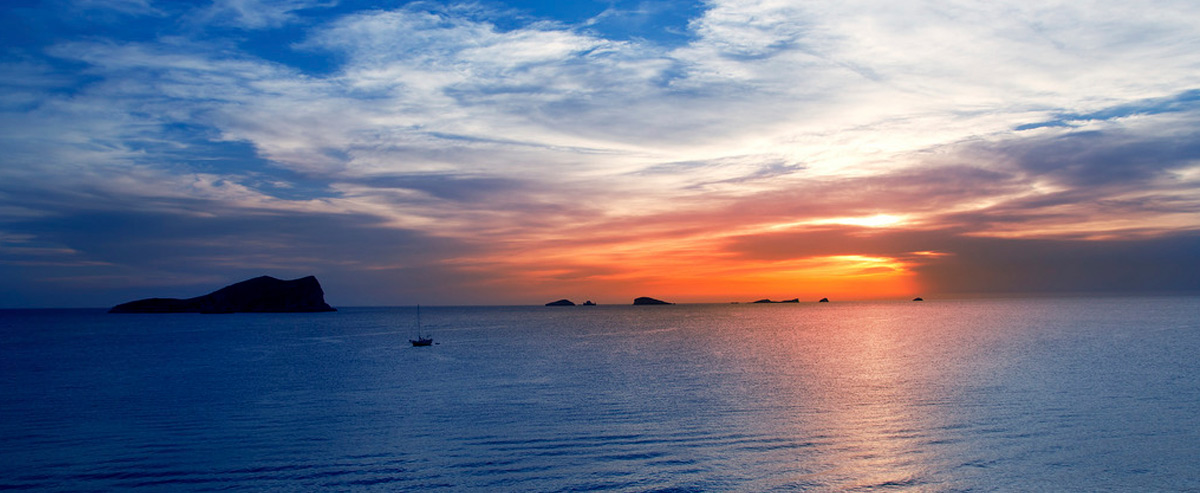 Vivez l’aventure d’être une semaine à bord d’un voilier qui sillonne les eaux d’Ibiza et de Formentera.